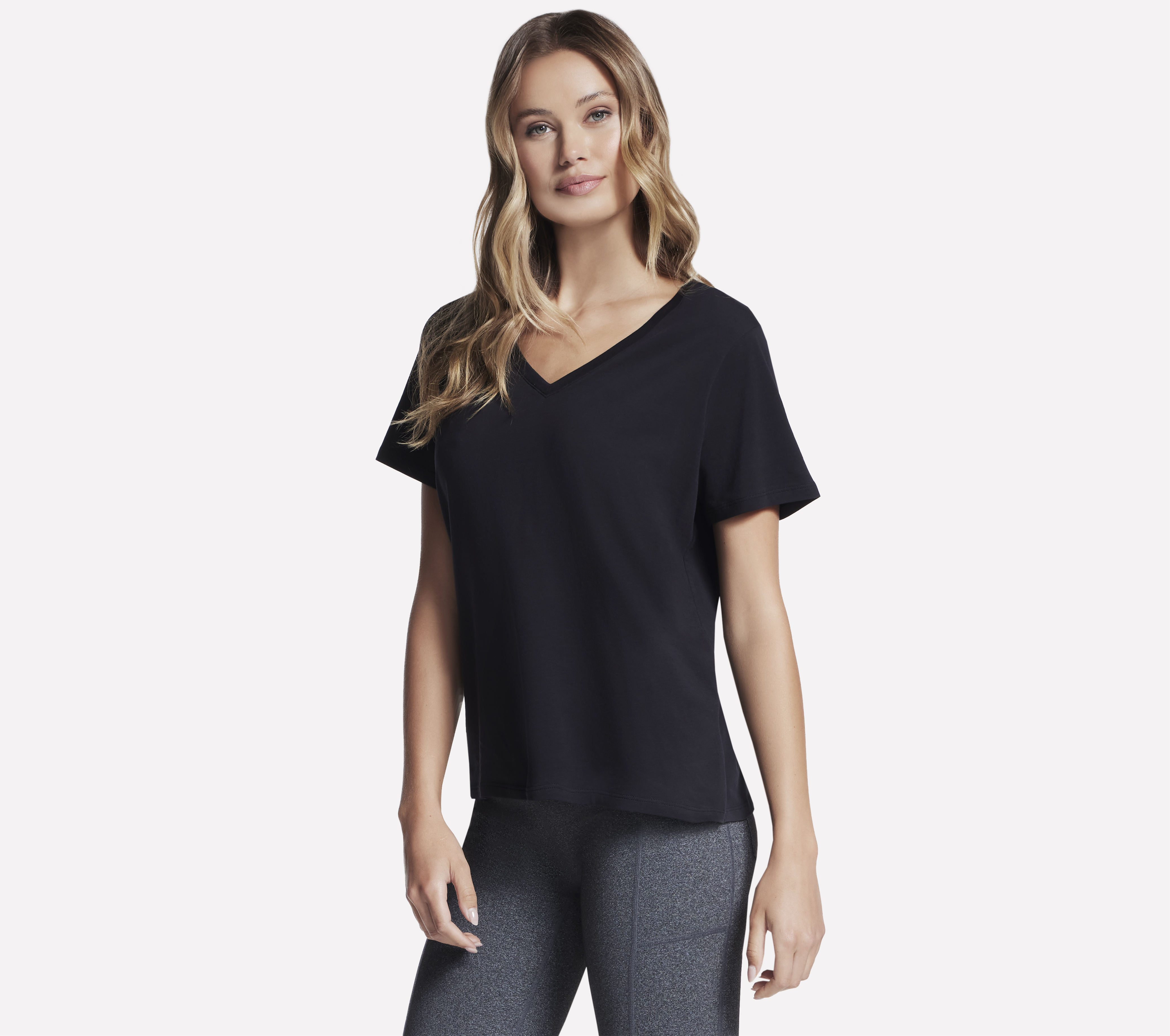 Skechers Pima V-Neck T-Shirt in Schwarz, Größe Klein